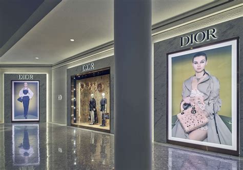 Fashion house Dior to open store at Tysons Galleria .